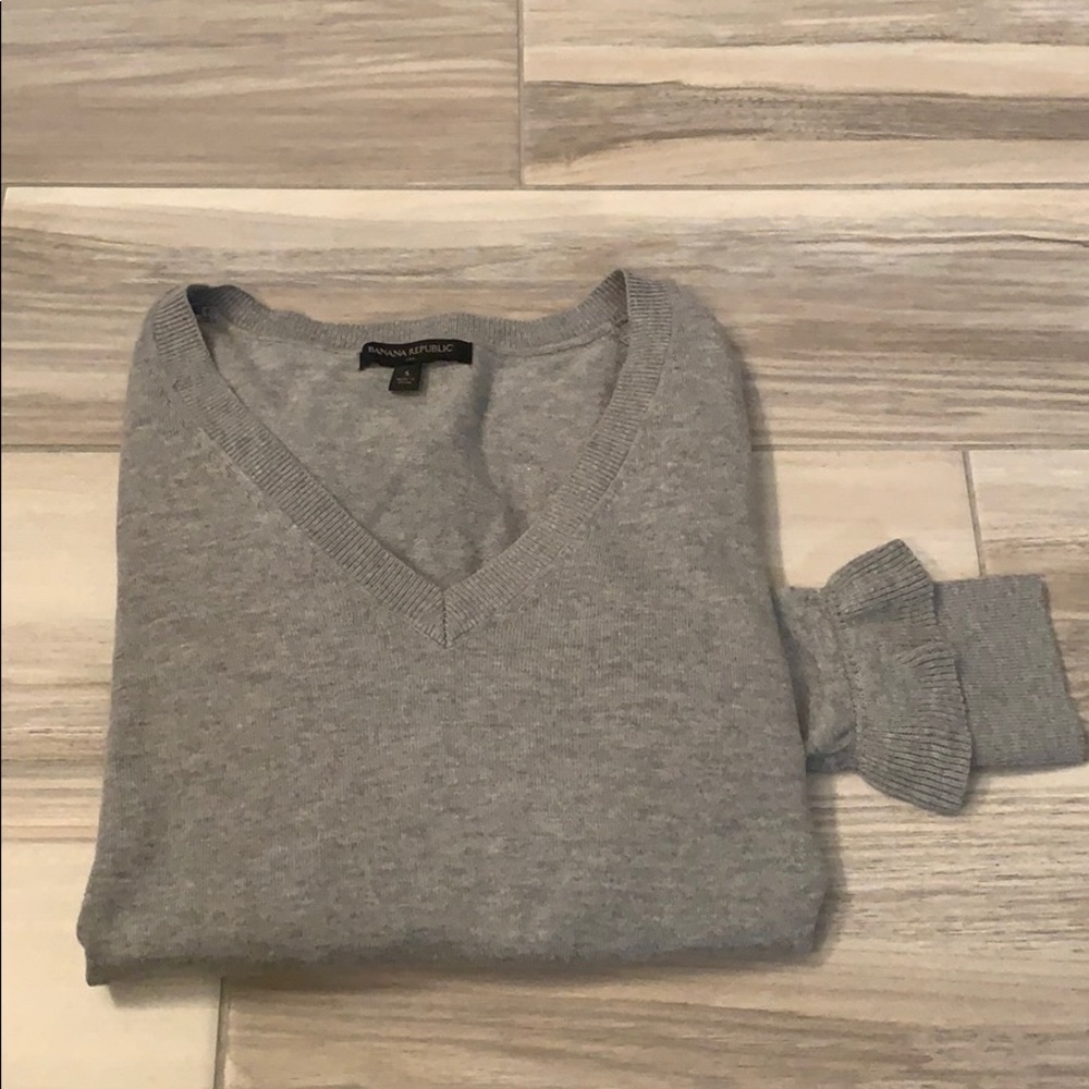 NWOT Banana Republic V-neck with cute sleeves